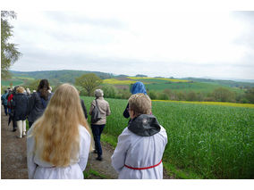 Bittprozession an der Weingartenkapelle (Foto: Karl-Franz Thiede)